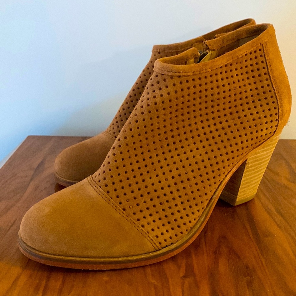J Shoes booties 7.5 new, no tag, tan leather.